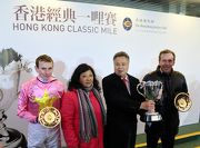 香港經典一哩賽勝出馬匹「首飾太陽」的騎師莫雅、練馬師蔡約翰及馬主董滿輝賽後與傳媒分享勝利喜悅。