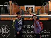 圖四、五<br>
「香港賽馬會駿馬廊」廣受旅客及本地市民歡迎，紛紛與馬匹開心合照。