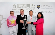 香港經典盃冠軍「首飾太陽」的馬主及騎練於賽後接受訪問並一同分享勝利喜悅。