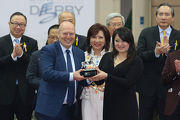 寶馬集團香港、澳門及台灣進口業務副總裁孔楷文頒發紀念品予「明月千里」的馬主代表。
