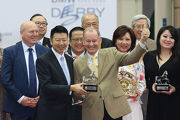 寶馬汽車（香港）有限公司香港區董事總經理劉家輝頒發紀念品予「明月千里」的練馬師約翰摩亞。