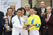 寶馬香港打吡大使甄子丹頒發紀念品予「明月千里」的騎師布文。