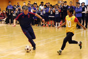 Photo 2, 3 & 4: Yeung and Irwin play mini football games with coaches and students from a school taking part in the Jockey Club School Football Development Scheme.  Mr Yeung said that bringing MU legends to local schools helps promote sports in the community and encourage more young people to participate. 