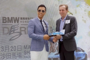 Sun Jewellery and Eastern Express��s trainer John Size shares the preparations for his Derby runners and receives a souvenir from Derby Ambassador Donnie Yen.