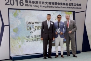 應家柏先生及劉家輝先生致送紀念品予「打吡大使」甄子丹，並預祝2016寶馬香港打吡大賽順利舉行。