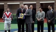 香港賽馬會行政總裁應家柏致送紀念綵帶予練馬師方嘉柏。