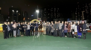 「馬上發財」馬主志進賽馬團體的成員與親友拉頭馬拍照祝捷。