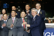Photos 3, 4, 5, 6<br>
Mr Silas S S Yang, Steward of the HKJC, presents the Happy Valley Vase and souvenirs to representatives of Horse Of Fortune��s owner Fantastic Five Syndicate, trainer Tony Millard and jockey Karis Teetan.