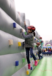 Zone 9 aᡧ Inflatable World: families show their sportsmanship by tackling different challenges together.
