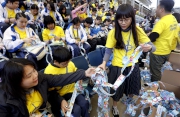 After an houra?s hard work, over 1,000 primary and secondary students succeeded in setting a new record for the worlda?s longest paper chain of cheering messages.