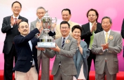 Mr Paulo Martins Chan (right), Director of Gaming Inspection and Coordination Bureau Macao SAR, presents the trophy to Wong Hiu Tung, owner of race winner Best Of Luck.