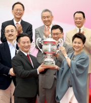 Ms Angela Leong (right), Vice Chairman & Executive Director of Macau Jockey Club, presents the trophy to K S Wong, trainer of the Macau Hong Kong Trophy winner Best Of Luck.