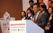 The Club��s Executive Director, Charities and Community, Leong Cheung congratulates the award-winning coaches, who trained and inspired athletes to achieve outstanding results.