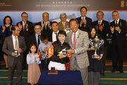 Club Chairman Dr Simon Ip presents a winning trophy to Kei Chiong at the Beijing Clubhouse Anniversary Cup presentation ceremony.