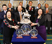Photo 4, 5, 6, 7<br>

At the trophy presentation ceremony, Club Steward Mrs Margaret Leung (right) presents the Queen Mother Memorial Cup to Johnson Lam Pui Hung and Anderson Lam Hin Yue, owner of race winner Ambitious Champion, as well as winning trainer Richard Gibson and jockey Chad Schofield.
