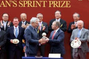 香港賽馬會行政總裁應家柏頒發2016年世界短途挑戰賽分站獎座予頭馬「尚多湖」的合夥馬主Rupert Legh。