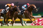 香港賽馬會錦標亦於今日在東京競馬場舉行，由杜滿萊策騎的賽駒Sakuntala（內），力壓Dirigente（10號馬）勝出此賽。