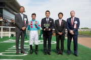 香港賽馬會主席葉錫安博士（左）於行政總裁應家柏（右）陪同下，在頒獎禮上將冠軍獎盃頒予香港賽馬會錦標頭馬Sakuntala的馬主及騎練。