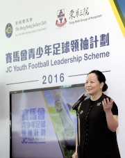 The Cluba?s Executive Director, Corporate Planning, Communications and Membership Scarlette Leung congratulates the young leaders on their successful completion of the Youth Football Leadership Scheme.