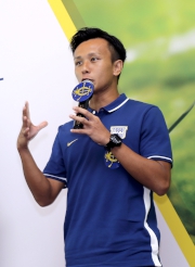 香港足球隊及傑志足球隊隊長盧均宜與青少年分享如何成為出色領袖。