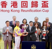 中華人民共和國外交部駐香港特別行政區特派員公署副特派員宋如安頒發紀念獎盃予香港回歸盃得勝馬匹「文藝復興」的騎師羅理雅。
