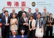 Xian Dongmei, 2004 and 2008 Olympic Gold Medallist in Judo, from Guangdong Province, and Ng On-yee, 2015 World Ladies Snooker Champion, from Hong Kong, jointly present the Guangdong - Hong Kong Cup to the winning Owner Li Wai Yin. 
