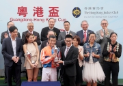 Yang Jinghui, 2004 Olympic and 2004 World Cup Gold Medallist in Synchronised-diving, from Guangdong Province, presents a commemorative trophy to the winning jockey Derek Leung.
