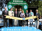 香港賽馬會主席葉錫安博士（左四）頒發獎盃予香港賽馬會拜倫錦標頭馬「新桂」的馬主、騎師以及練馬師後，與法國賽馬會主席Edouard de Rothschild (左三)、法國賽馬會副主席Jean-Pierre Colombu(左一)及國際賽馬組織聯盟主席Louis Romanet (右一)合照。