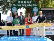 香港賽馬會主席葉錫安博士（右四）在國際賽馬組織聯盟主席Louis Romanet (右一) 及法國賽馬會副主席Jean-Pierre Colombu (左二)陪同下，頒發獎盃予香港賽馬會錦標冠軍Iron Spirit的馬主、練馬師及騎師。
