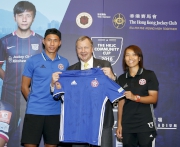 Eastern Long Lions Head Coach Chan Yuen-ting (right), Captain Yapp Hung-fai (left) present a jersey to Club CEO Winfried Engelbrecht-Bresges (middle) to thank the Club for its support for local football.