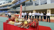Photo 1, 2, 3<br>
HKJC Chief Executive Officer Winfried Engelbrecht-Bresges and Club officials make their good wishes for the Happy Valley races in the new season.
