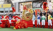 香港特別行政區政務司司長林鄭月娥女士揮動大槌，敲響巨型銅鑼，標誌著新馬季揭開序幕。