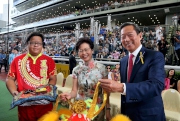 香港特別行政區政務司司長林鄭月娥女士（中）及馬會主席葉錫安博士（右）一同主持醒獅點睛儀式。