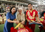 主禮嘉賓香港特別行政區行政長官夫人梁唐青儀女士（左）及葉錫安夫人（中），一同主持醒獅點睛儀式。