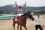 Photo 2, 3<br>
Connections of Super Jockey celebrate their success in the Korea Sprint.
