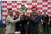 圖四、五、六<br>
「積多福」的馬主劉耀棠及劉心暉、練馬師苗禮德及騎師田泰安，於韓國短途錦標頒獎禮上獲頒冠軍獎盃。
