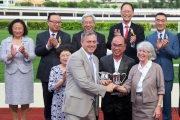 Photo 5, 6<br>
Mrs Sheila Ip (right), wife of Dr Simon S O Ip, Chairman of the HKJC, presents a souvenir to the winning trainer Caspar Fownes and winning jockey Derek Leung.
