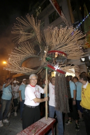 Club Steward Dr Eric Li joins several hundred Tai Hang residents at the opening ceremony, lifting the head of a 220-foot-long fire dragon.