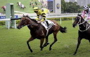 Purton steers Dragon Master to an impressive victory down the Sha Tin straight today.
