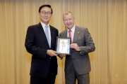 HKJCa?s CEO Mr. Winfried Engelbrecht-Bresges (right) presents souvenir to Mr. Kim Kwang Dong, Consul General of the Republic of Korea.