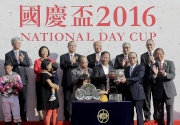 中央人民政府駐香港特別行政區聯絡辦公室副主任楊健，將國慶盃的獎盃頒發予勝出馬匹「華恩庭」的馬主蔡奇光。