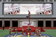 圖4,5,6,7,8<br>
天津市雜技團於開幕禮上表演《飛躍大蹬人》，扣人心弦。
