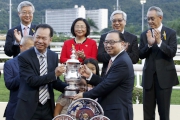 馬會董事廖長江（前排右一）於慶典盃頒獎禮上將冠軍獎盃及銀碟頒予「壯思飛」的馬主賴偉智、練馬師約翰摩亞及騎師莫雷拉。