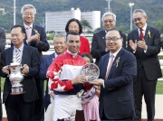 馬會董事廖長江（前排右一）於慶典盃頒獎禮上將冠軍獎盃及銀碟頒予「壯思飛」的馬主賴偉智、練馬師約翰摩亞及騎師莫雷拉。
