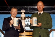 圖1、2<br>
德國駐港總領事 Nikolaus Graf Lambsdorff（右）由馬會行政總裁應家柏陪同下斟滿首杯啤酒，象徵今年快活谷啤酒節正式開始。
