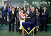Mr. Lo Man Po, Executive Director of Kwoon Chung Bus Holdings Limited, presents the trophy to winning jockey Ben So.