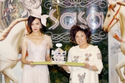 Tiffany Tang presents a gift specially made for the celebrations of the 12th edition of the Sa Sa Ladies�� Purse Day. 