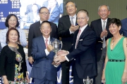 香港鄉村俱樂部主席Ferris Bye伉儷（右一及二）將挑戰盃頒予「活力歡騰」的馬主周祈銳。