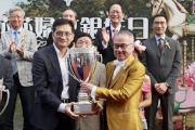 Photo 8, 9<br>
Sa Sa International Holdings Limited Chairman and CEO Dr. Simon Kwok and Vice-Chairman Dr. Eleanor Kwok present the commemorative trophies to the owners and trainer of Horse Of Fortune.
