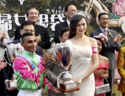 Tiffany Tang, the Sa Sa Ladies�� Purse Day ambassador, presents a commemorative trophy to Karis Teetan, jockey of the winning horse Horse Of Fortune.
